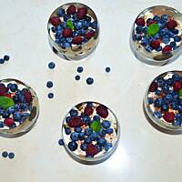 Tiramisu z borówkami i malinami