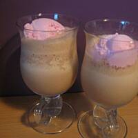 Kawa mrożona z lodami truskawkowymi