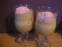 Fot. MonikaMariolka, Kawa mrożona z lodami truskawkowymi