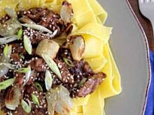 Fot. od-kuchni, Papardelle z kaczką w sosie hoisin oraz pieczoną szalotką