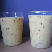 Koktajl z brzoskwiń i nektarynek z mlekiem zsiadłym