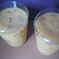 Koktajl z brzoskwiń i nektarynek z mlekiem zsiadłym