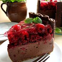 Sernik czekoladowo orzechowy z malinami, na zimno