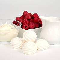 Mroźna beza malinowa