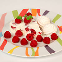 Mroźna beza malinowa