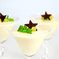 Piankowy deser jogurtowo-agrestowy