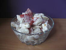 Fot. MonikaMariolka, Sałatka z pieczarkami, pomidorem i serem feta w dressingu czosnkowym