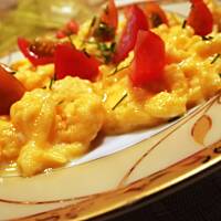 Jajecznica z pomidorkami koktajlowymi