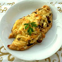 Zapiekana pierś kurczaka z pieczarkami, porem i serem