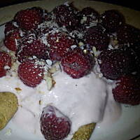 Puszyste naleśniki z malinami