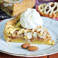 Szarlotka z migdałami i lodami śmietankowymi