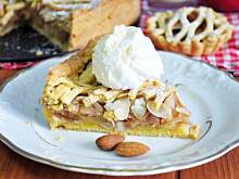 Fot. MIENTA, Szarlotka z migdałami i lodami śmietankowymi