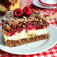 Imprezowe ciasto z kokosem i malinami