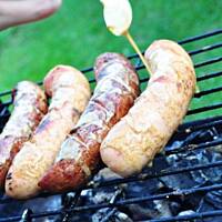 Grillowane kiełbaski w musztardowo-piwnej marynacie