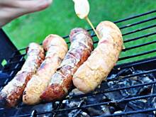 Fot. MIENTA, Grillowane kiełbaski w musztardowo-piwnej marynacie