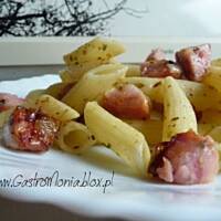 Makaron z kiełbasą i cebulą