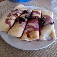 naleśniki z serem i sokiem z jagód