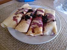 Fot. Wróbelek, naleśniki z serem i sokiem z jagód