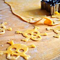 Paprykowy makaron w kształcie czaszek