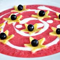 Chłodnik owocowy z naleśnikowym makaronem