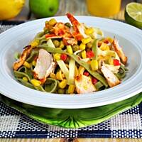 Kolorowy makaron a'la mexico z pikantnym łososiem