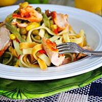 Kolorowy makaron a'la mexico z pikantnym łososiem