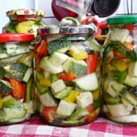 Sałatka z cukinii i papryki na zimę