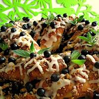 Drożdzowy wianuszek z jagodami