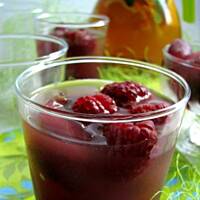 Napój z trawy cytrynowej i owoców