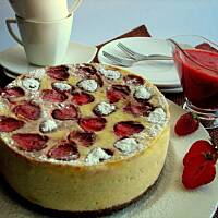 Sernik z białą czekoladą i truskawkami