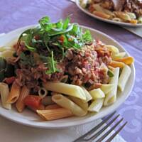 Penne z tuńczykiem i pomidorami