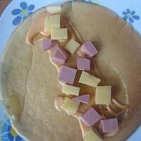 Naleśniki "na ostro" z mortadelą serem żółtym i sosem 1000 wysp