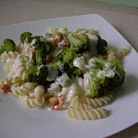 Makaron z brokułami , kurczakiem i sosem serowym