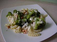 Fot. mariolan76, Makaron z brokułami , kurczakiem i sosem serowym