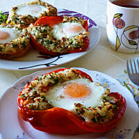 Papryka zapiekana z nadzieniem pieczarkowo - ryżowym i jajkiem