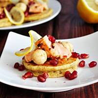 Cytrynowe placuszki z łososiem, pikantnym serem i granatem