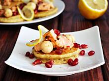 Fot. MIENTA, Cytrynowe placuszki z łososiem, pikantnym serem i granatem