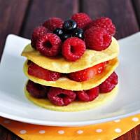 Mini torciki naleśnikowe z owocami