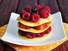 Fot. MIENTA, Mini torciki naleśnikowe z owocami