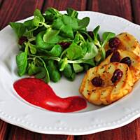 Sałatka z roszponki z grillowanym oscypkiem, żurawiną i malinowym sosem