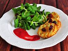 Fot. MIENTA, Sałatka z roszponki z grillowanym oscypkiem, żurawiną i malinowym sosem