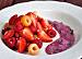 Fot. MIENTA, Sałatka malinowo-truskawkowa z jagodowym sosem