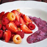 Sałatka malinowo-truskawkowa z jagodowym sosem