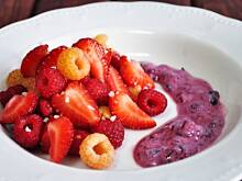 Fot. MIENTA, Sałatka malinowo-truskawkowa z jagodowym sosem
