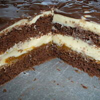 Sernik gotowany w czekoladowym biszkopcie