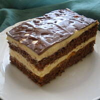 Sernik gotowany w czekoladowym biszkopcie