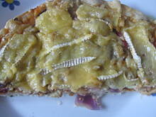 Fot. MonikaMariolka, Pizza z salami , fasolką flażoletką i serem camembertem