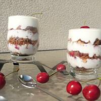 Deser jogurtowy z czereśniami