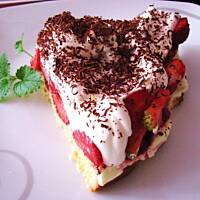 Truskawkowy tort na kruchym