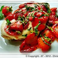 Filet z kurczaka z pesto, mozzarellą  i truskawkami.